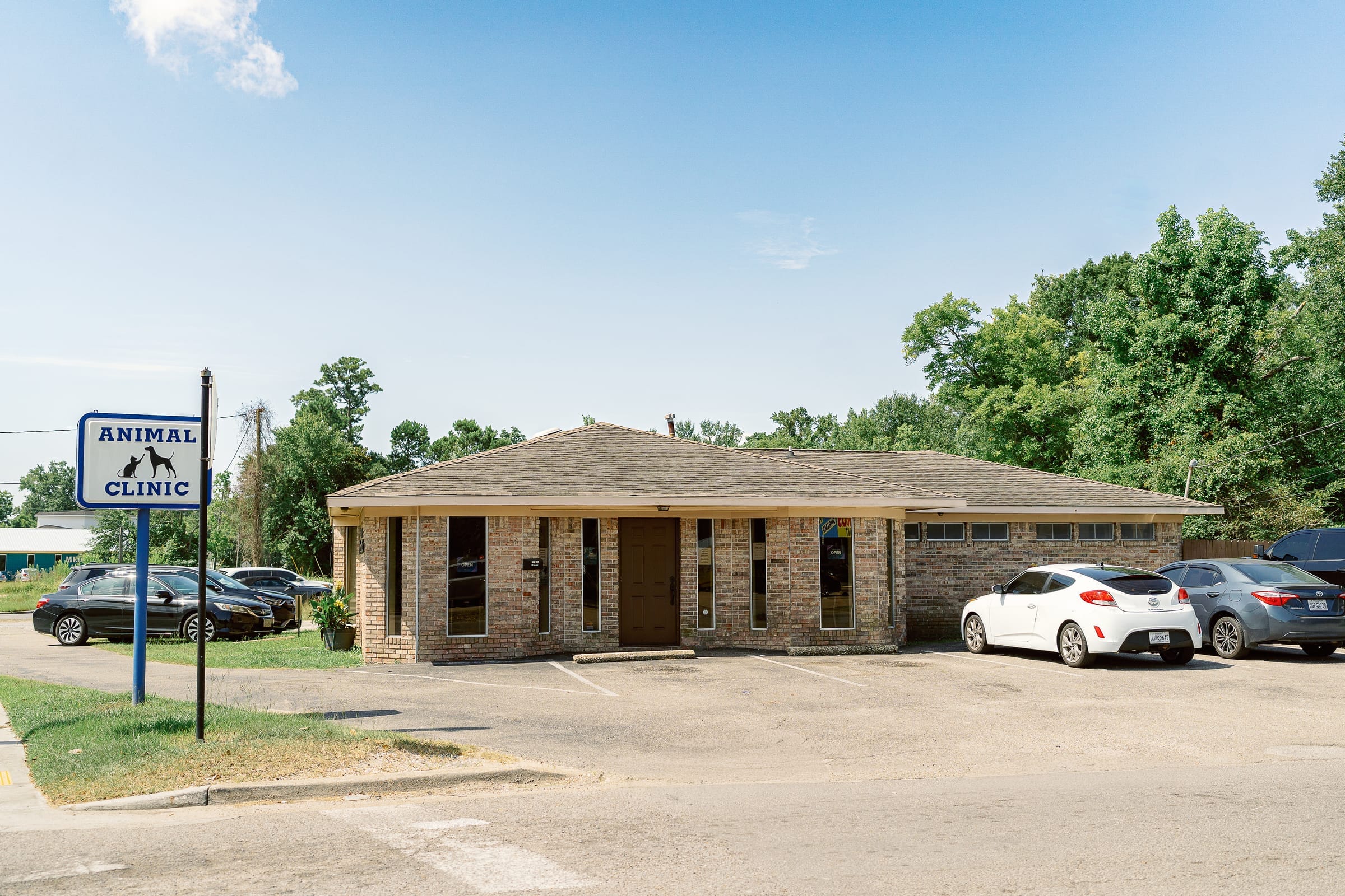 Roberts Small Animal Clinic exterior on Main Street in Moss Point, Mississippi